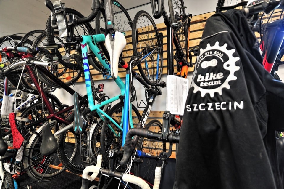 Bike Team Szczecin Mierzyn serwis rowerowy – wnętrze, rowery na sprzedaż